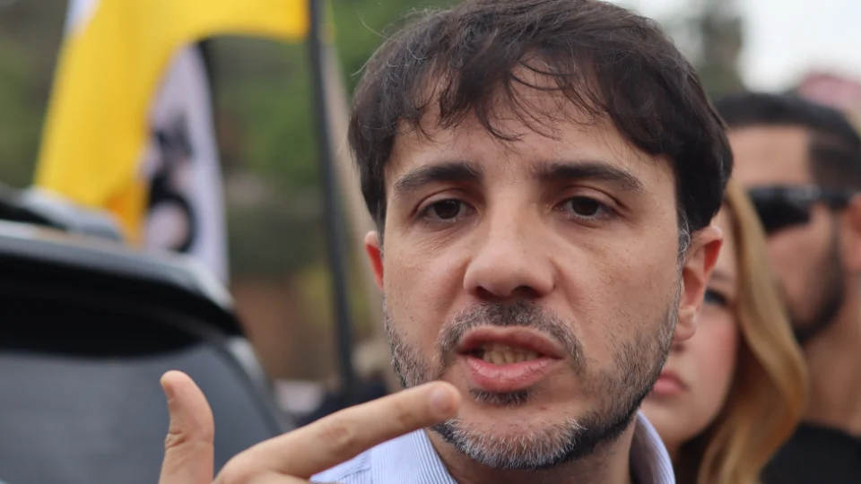 Renan Santos critica ausência de Lula e Flávio em debates e dispara: “Fogem como o diabo da cruz”