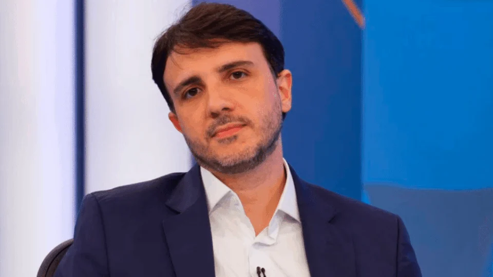 TSE recua e libera dinheiro e debates para Renan Santos, mas dá prazo de 72 horas sob risco de cassação