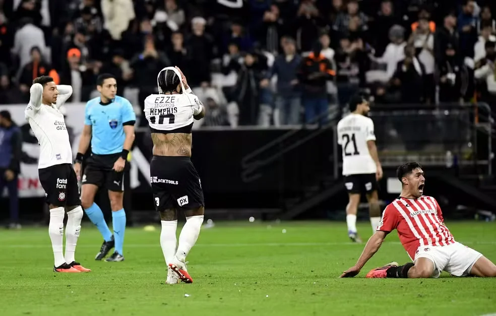 O empate por 1 a 1 na Argentina deixou o confronto aberto, mas a derrota por 1 a 0 em São Paulo encerrou a campanha continental. O gol de Alexis Castro e o pênalti desperdiçado por Memphis, já no fim da partida, definiram uma noite de forte frustração para a torcida corintiana.