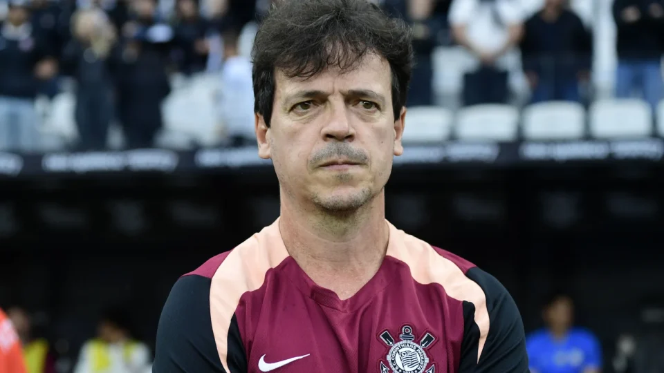 Fernando Diniz resiste no Corinthians após 6 derrotas seguidas