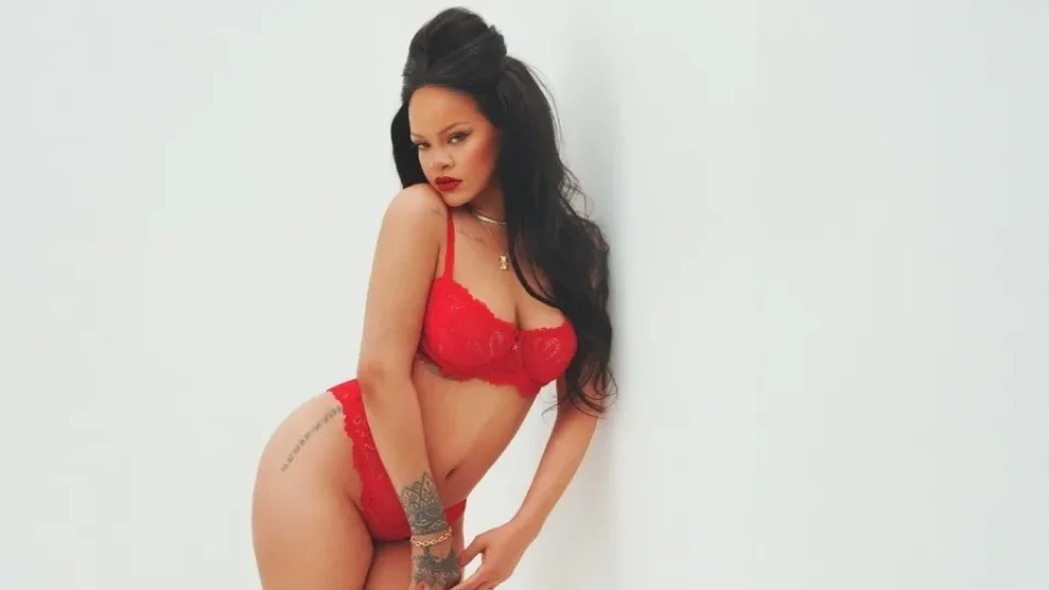 Rihanna posa de lingerie vermelha e reacende pedidos por novo álbum