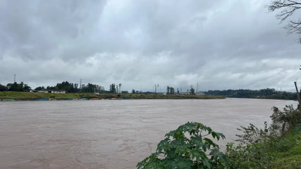 Rios Caí e Taquari transbordam e deixam cidades em alerta máximo no RS