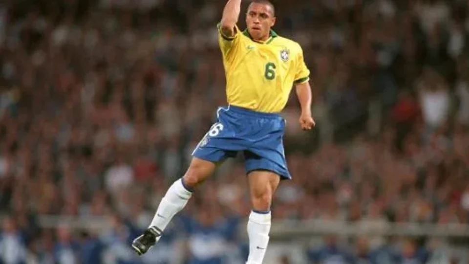 Roberto Carlos revela que perdeu 99% do que ganhou no futebol e expõe drama financeiro