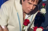 Roberto Carlos passa 15 minutos entregando rosas e atendendo fãs após show em SP