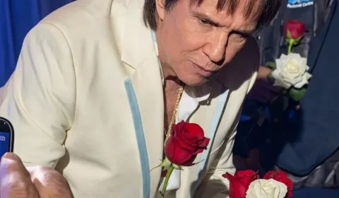 Roberto Carlos passa 15 minutos entregando rosas e atendendo fãs após show em SP