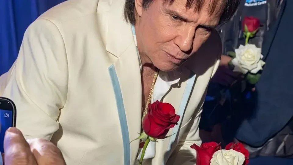 Roberto Carlos passa 15 minutos entregando rosas e atendendo fãs após show em SP