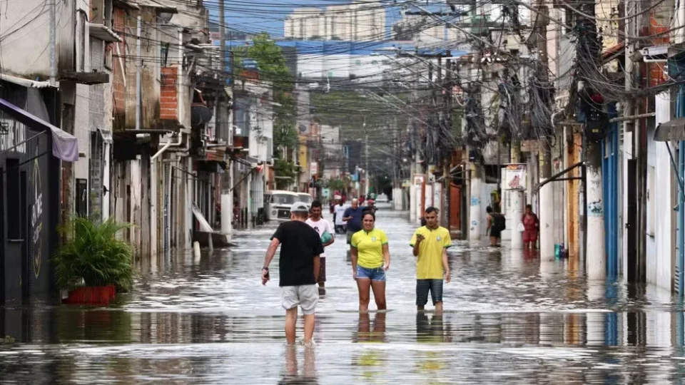 São Paulo terá domingo de chuva e frio após temporal causar alagamentos e deixar desaparecidos