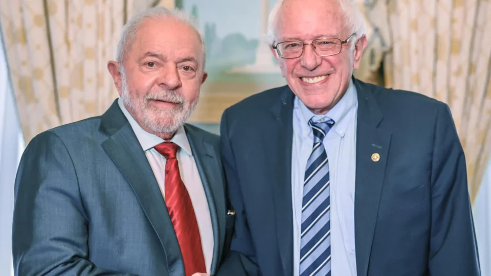 Bernie Sanders diz que pretende convidar Lula para falar sobre o SUS no Senado dos EUA
