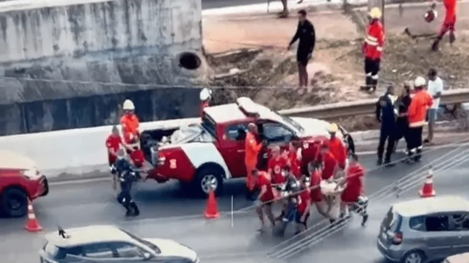 Pai e filho que caíram no Lago Paranoá após acidente de moto seguem internados no DF