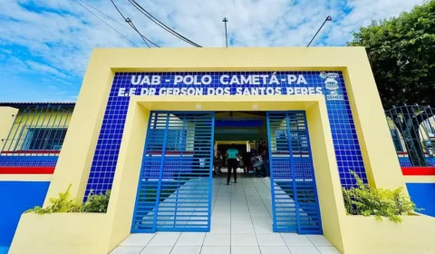 Professora esfaqueada por aluna dentro de sala de aula recebe alta no Pará