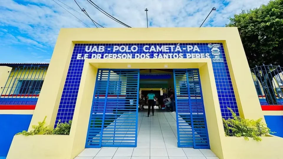 Professora esfaqueada por aluna dentro de sala de aula recebe alta no Pará