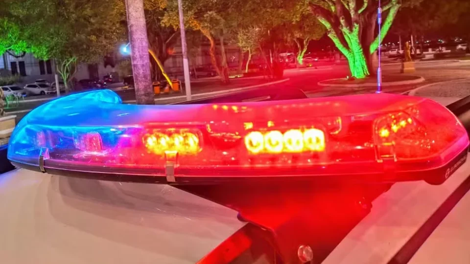 Homem invade agência bancária com faca e ameaça gerente e clientes em Sergipe