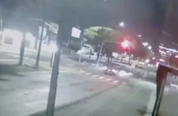 Vídeo mostra motorista furando sinal antes de atingir e matar motoboy em João Pessoa