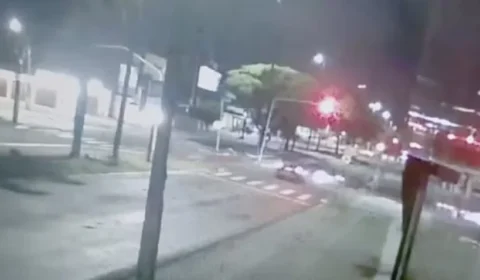 Vídeo mostra motorista furando sinal antes de atingir e matar motoboy em João Pessoa