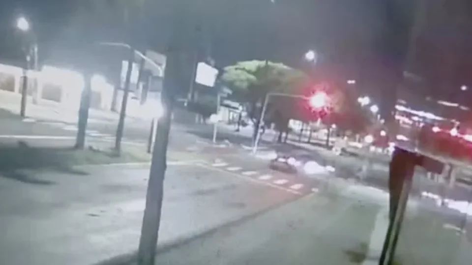 Vídeo mostra motorista furando sinal antes de atingir e matar motoboy em João Pessoa