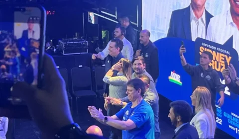 Tarcísio canta música gospel durante agenda e faz aceno ao eleitorado evangélico