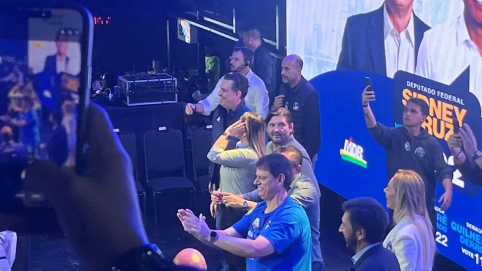 Tarcísio canta música gospel durante agenda e faz aceno ao eleitorado evangélico