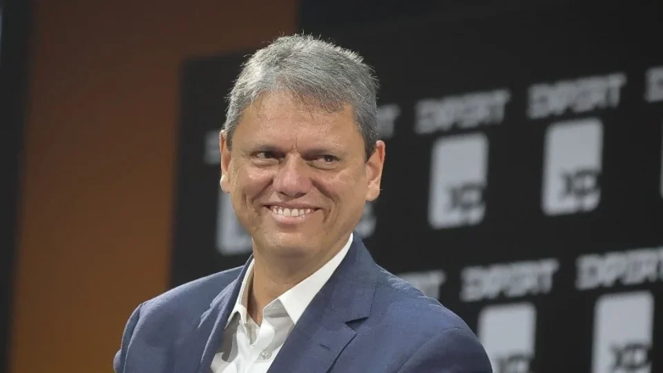 Tarcísio aparece com 53% e pode vencer no 1º turno em SP, aponta pesquisa