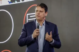 Tarcísio anuncia 16 barcos e dois helicópteros para atender cidades atingidas pelas chuvas no Vale do Ribeira