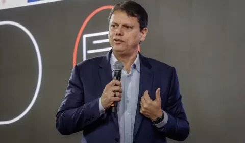 Tarcísio anuncia 16 barcos e dois helicópteros para atender cidades atingidas pelas chuvas no Vale do Ribeira