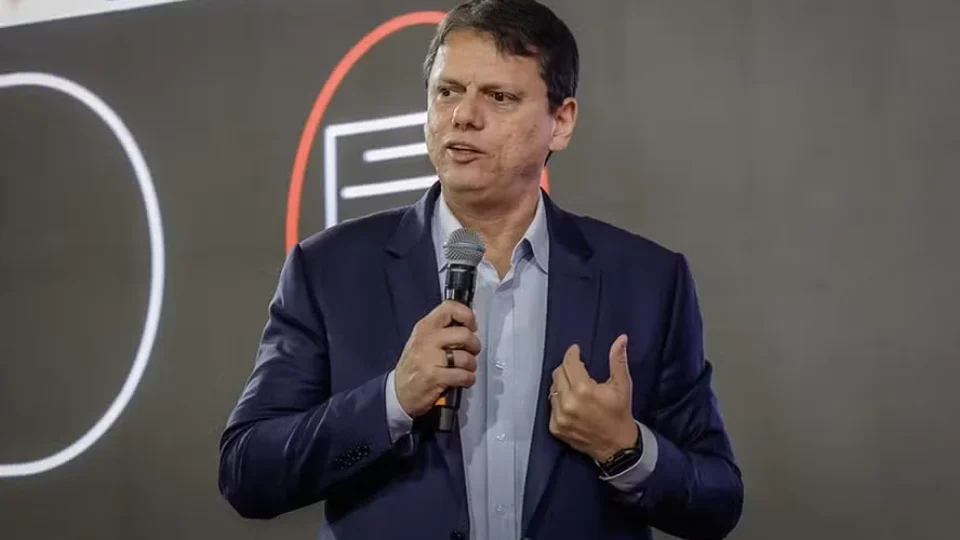 Tarcísio anuncia 16 barcos e dois helicópteros para atender cidades atingidas pelas chuvas no Vale do Ribeira