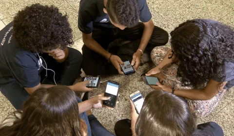 Como proteger crianças e adolescentes dos riscos no ambiente online