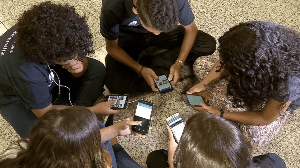 Como proteger crianças e adolescentes dos riscos no ambiente online