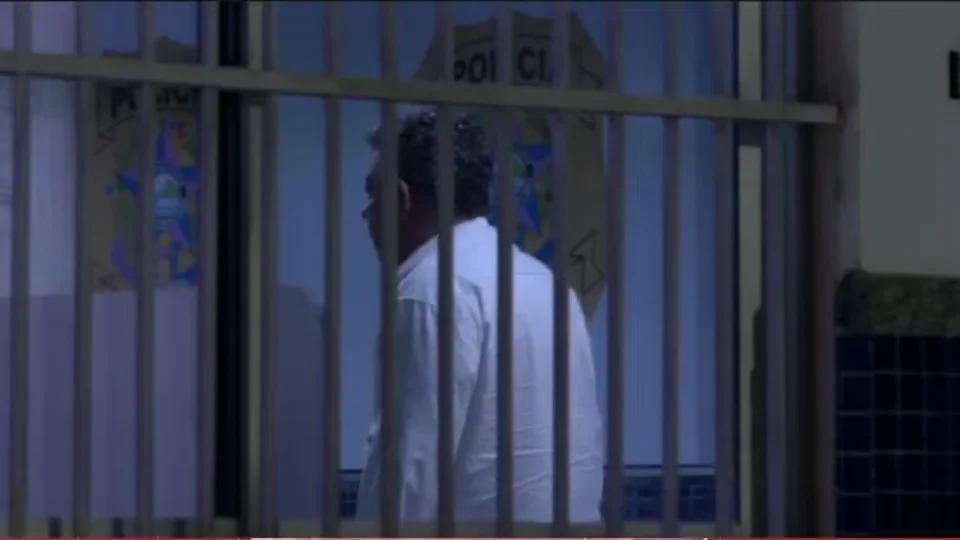 Médico é preso suspeito de tocar adolescentes e fazer comentários sexuais em Vila Velha