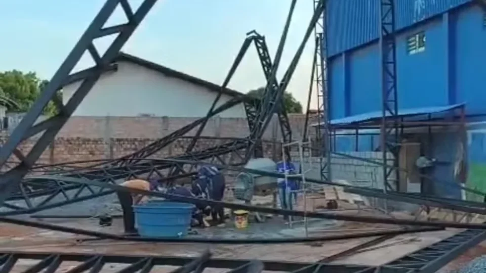 Estrutura metálica desaba e deixa três trabalhadores feridos em Boa Vista