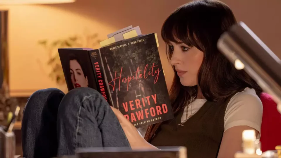 ‘Verity’ chega aos cinemas com Anne Hathaway e Dakota Johnson, mas divide a crítica