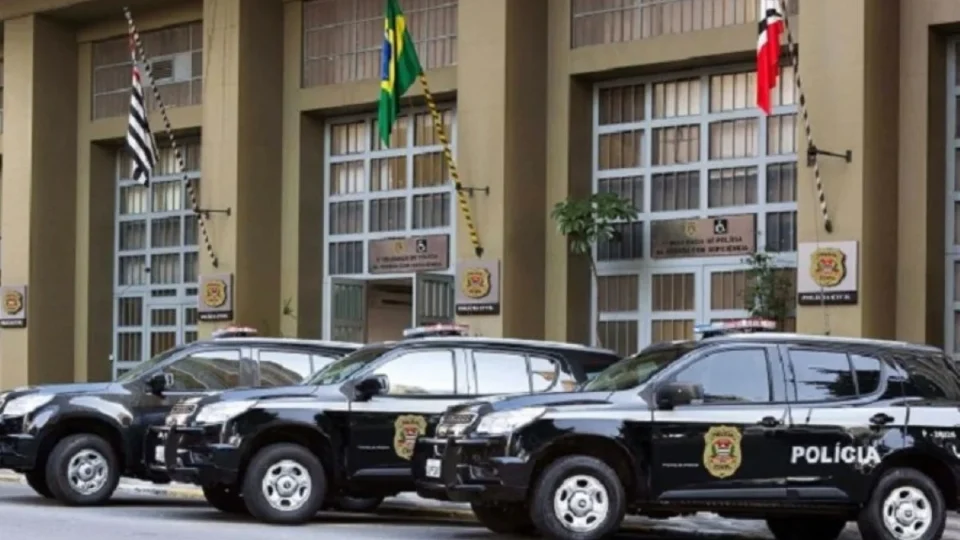 Homem confessa homicídio a vizinhos, deixa corpo dentro de geladeira e foge em SP