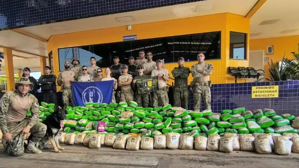 Casal é preso com quase meia tonelada de drogas escondida em caminhão de mudança em MT