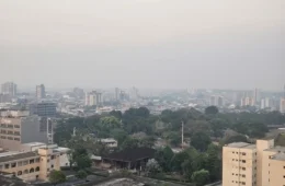 Fumaça em Manaus já causou 132 atendimentos por problemas respiratórios e gera pedido de intervenção