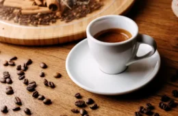 Café pode estar ligado a menos gordura e mais massa muscular, sugere estudo