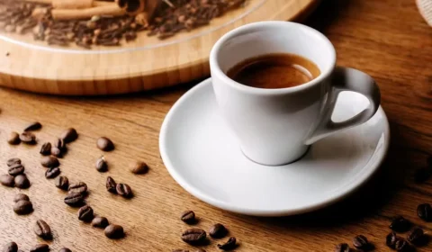 Café pode estar ligado a menos gordura e mais massa muscular, sugere estudo