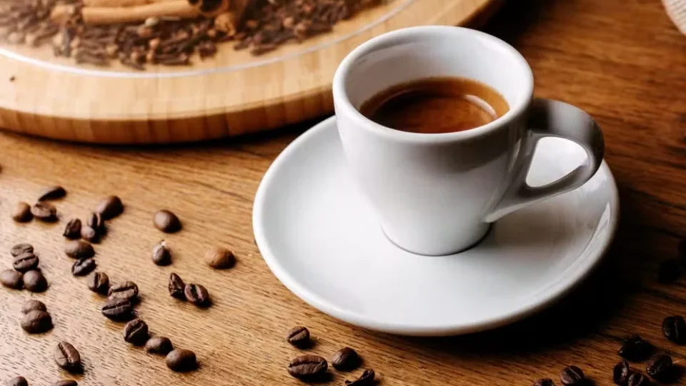 Café pode estar ligado a menos gordura e mais massa muscular, sugere estudo