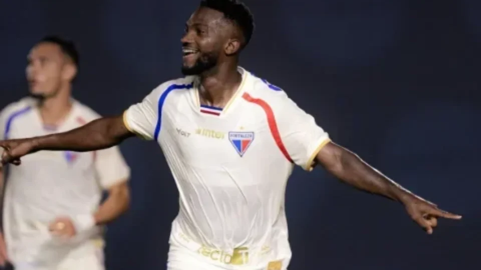 Com gol de Vitinho, Fortaleza vence Goiás na Serrinha e permanece no G-6 da Série B