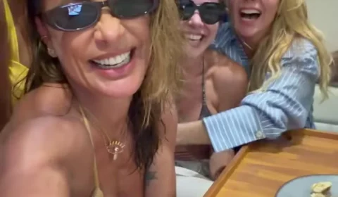 Scheila Carvalho comemora 53 anos em barco ao lado de Carla Perez; veja registros