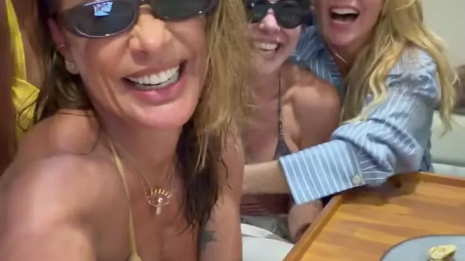 Scheila Carvalho comemora 53 anos em barco ao lado de Carla Perez; veja registros