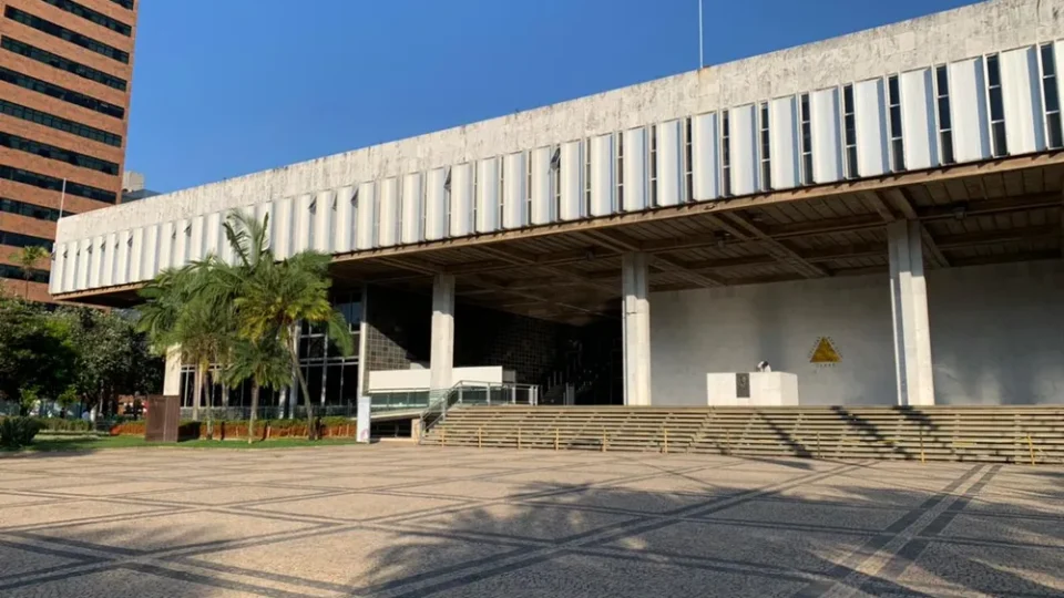 Quase 90% dos deputados estaduais de Minas tentam permanecer no cargo