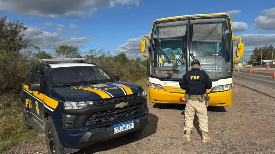 Homem procurado por tráfico é preso dentro de ônibus em Bagé
