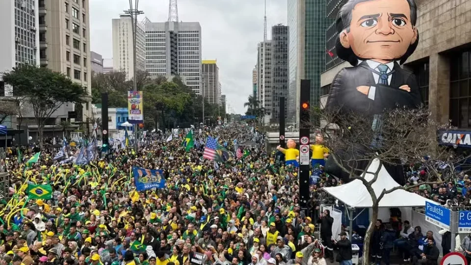 Ato de Flávio Bolsonaro reúne direita na Paulista e coloca Tarcísio ao lado do presidenciável