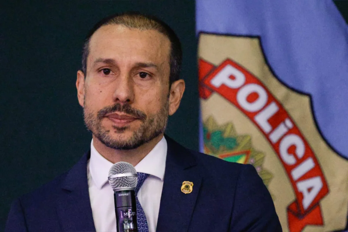 O delegado também atuou como adido policial federal na Embaixada do Brasil em Londres, entre 2021 e 2024, representando a PF em atividades de cooperação internacional.