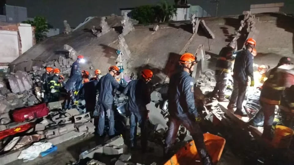 Desabamento de prédio em obra atinge casa e deixa duas pessoas mortas na zona leste de São Paulo