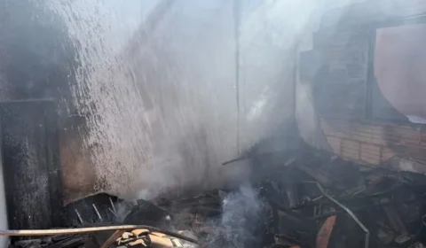 Incêndio destrói móveis e faz telhado de casa desabar em Montes Claros