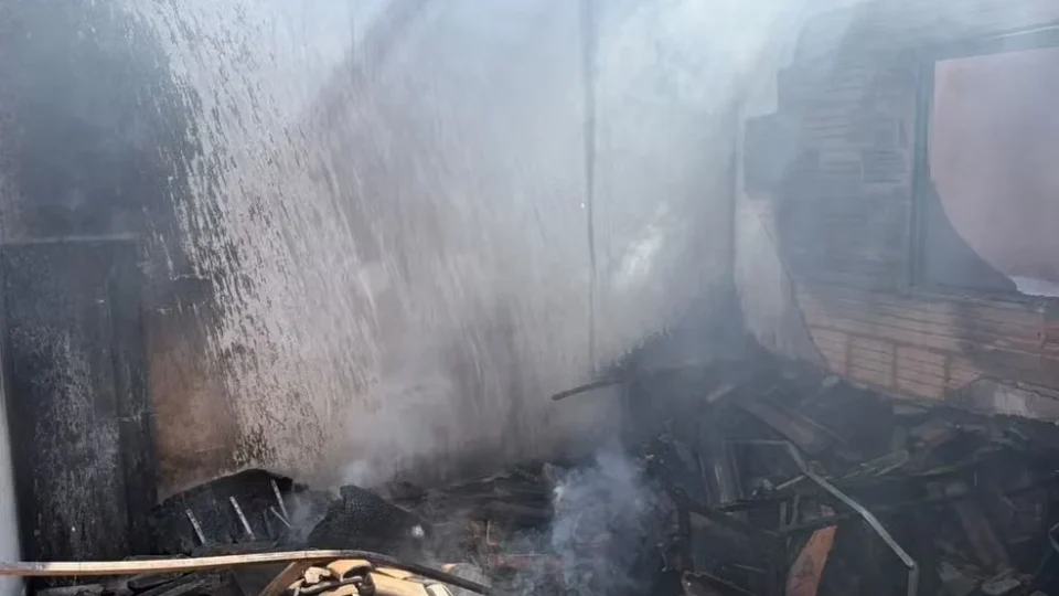 Incêndio destrói móveis e faz telhado de casa desabar em Montes Claros