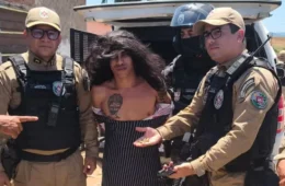 Homem procurado por homicídios é preso vestido de mulher e com criança no colo na Paraíba