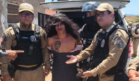 Homem procurado por homicídios é preso vestido de mulher e com criança no colo na Paraíba