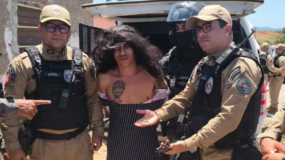 Homem procurado por homicídios é preso vestido de mulher e com criança no colo na Paraíba