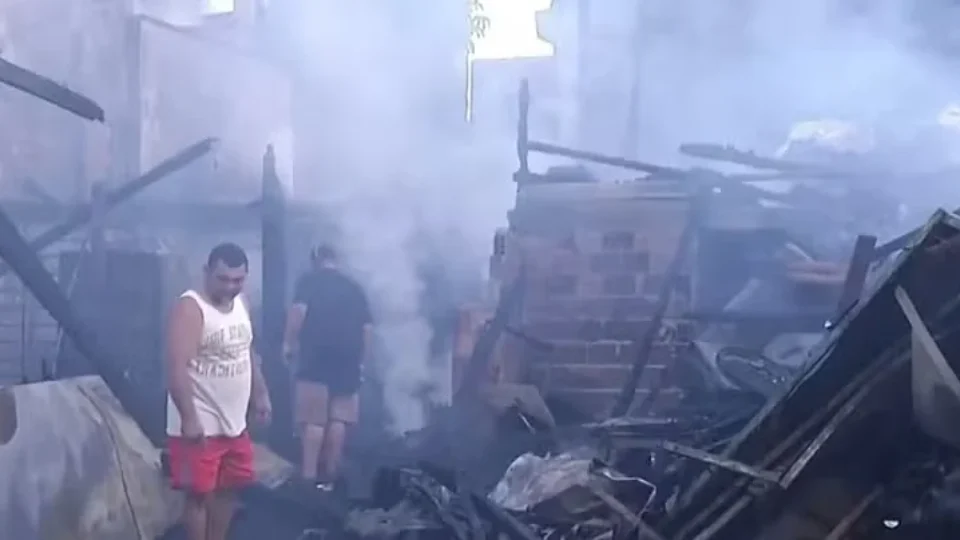 Incêndio destrói padaria e casa durante a madrugada em Belém